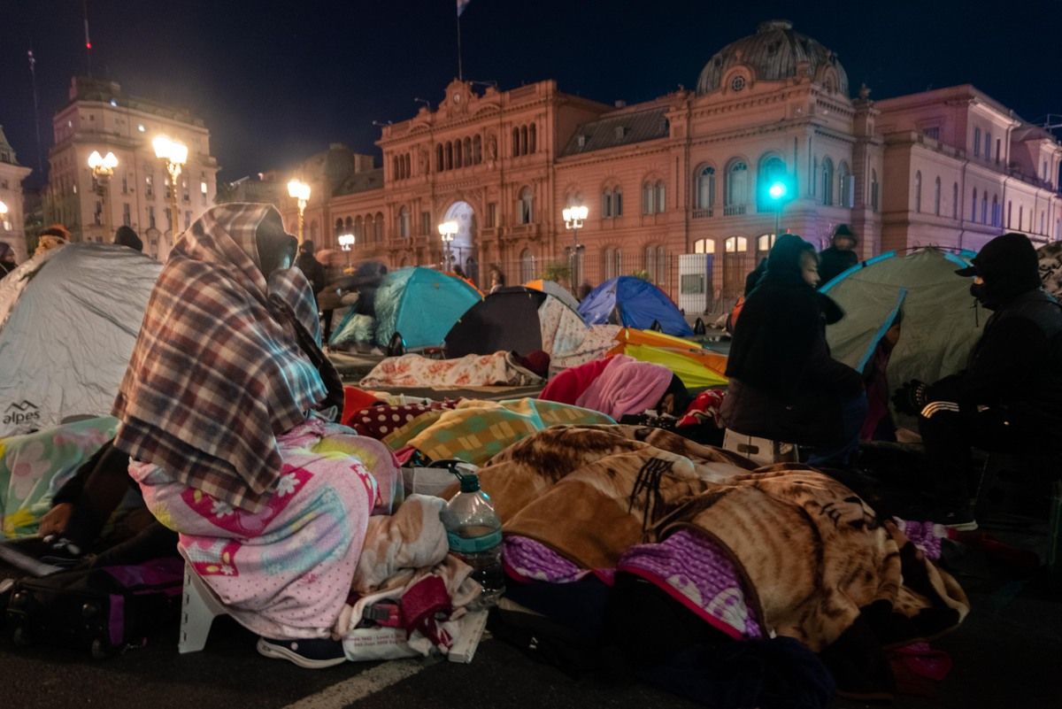 Miles de familias acamparon toda la noche en Plaza de Mayo para reclamar una mejor calidad de vida (Télam)