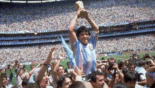 altText(La camiseta de D10S en la final de México '86 vuelve a manos argentinas)}