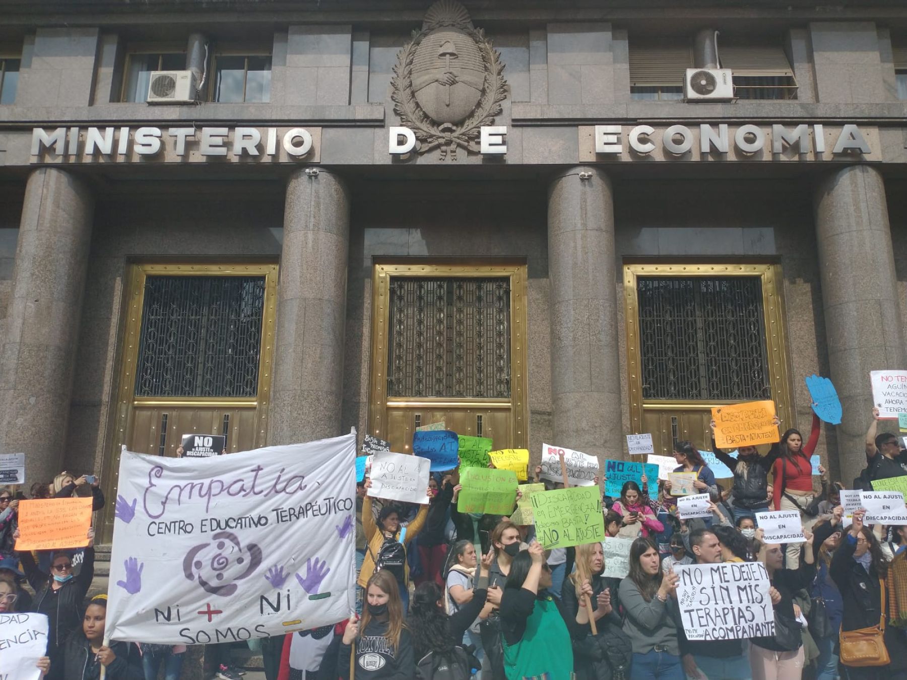 Prestadores e integrantes del Colectivo de Discapacidad marcharon a la SSS, al Minsterio de Economía y a la AFIP.
Foto: Mariana Rolleri