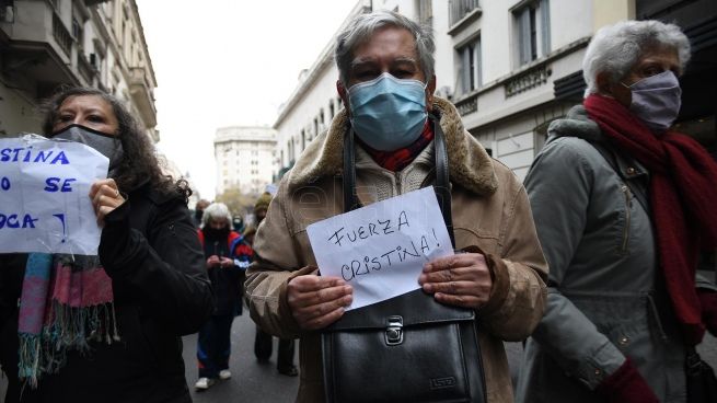 Adulto mayor del Frente de Personas Mayores Unidos y Organizados con un cartel que dice 