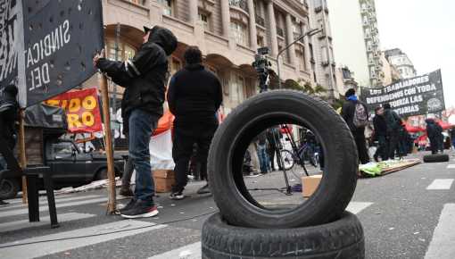 Trabajadores del neumático paran y protestan por aumento salarial