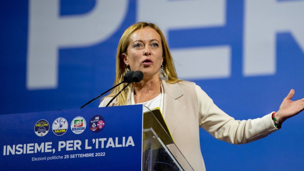 altText(Meloni piensa en la conformación del gabinete: ¿qué cargos hay para Salvini y Berlusconi?)}