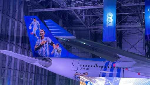 Aerolíneas presentó el avión que llevará a los hinchas al Mundial de Qatar