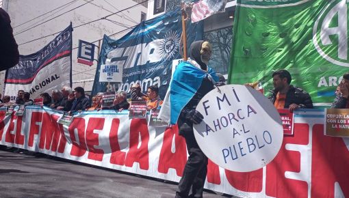 altText(Protesta global: organizaciones marcharon a oficina del nefasto FMI en CABA)}