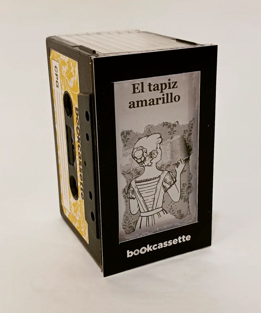El bookcassette se rebobina con una lapicera, un simple objeto que todes tenemos en casa.
Foto del Instagram de @bookcassette