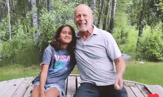 Bruce Willis y una de sus hijas (Instagram)