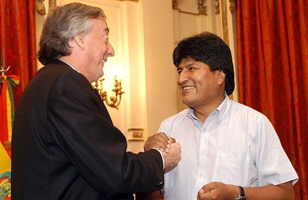 Néstor Kirchner y Evo Morales se dan la mano.