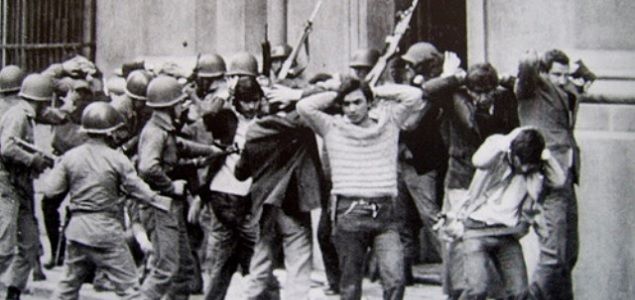 Milicos deteniendo jóvenes en protestas.