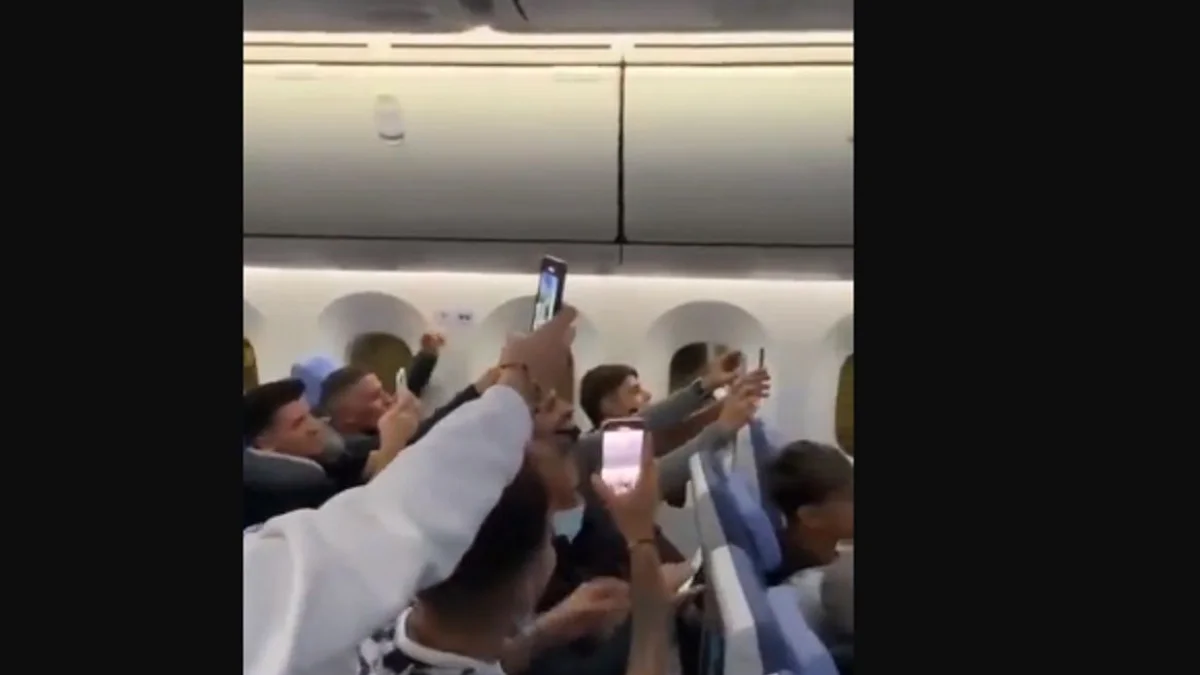 Emocionante: Ciro viajó a Qatar y tocó el himno en el avión
