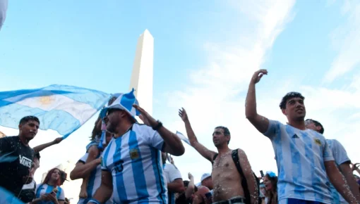 Una multitud celebró en el Obelisco el triunfo de Argentina ante Australia
