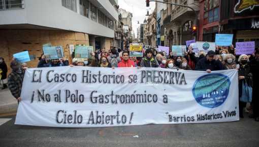 Vecinxs protestan contra el avance de construcciones peligrosas de Larreta