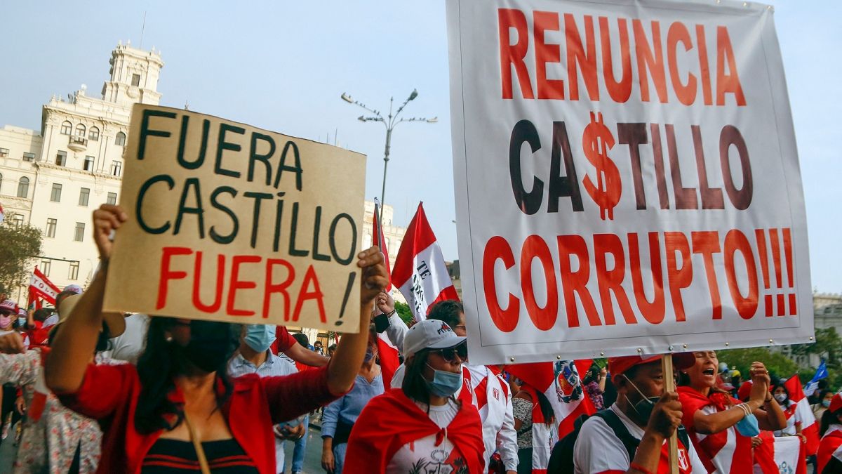 Castillo fue destituido por sus apresuradas medidas inconstitucionales, ante la posibilidad de que el Congreso votara su destitución por cargos de corrupción.