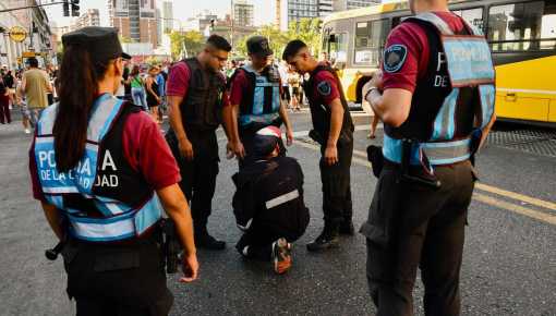 altText(Violento operativo policial contra manteros: secuestraron su mercadería)}