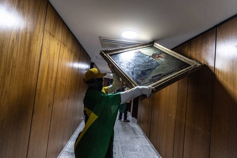 Bolsonaristas rompiendo cuadros históricos dentro de los tres palacios.