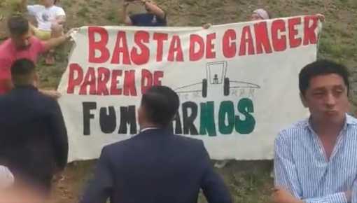 Detienen a manifestantes por levantar una bandera contra las fumigaciones