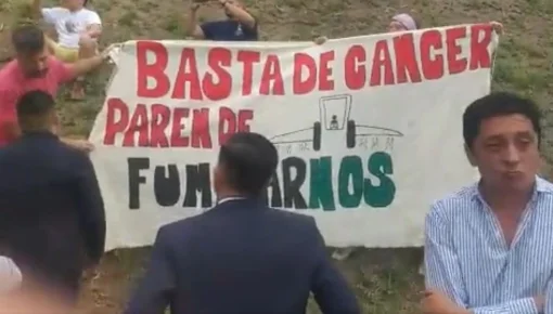 Detienen a manifestantes por levantar una bandera contra las fumigaciones