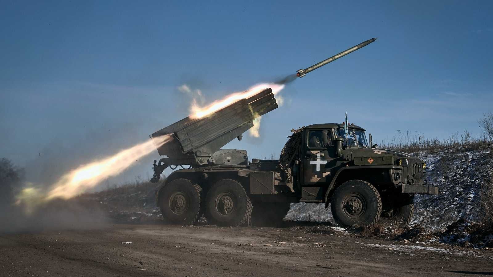 Un lanzacohetes ucraniano disparando contra posiciones rusas en Soledar, en la región de Donetsk. AP PHOTO - LIBKO.