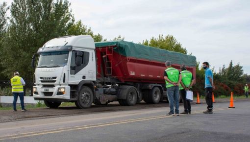 altText(Evasores rurales: transportaban 110 toneladas de granos sin declarar)}