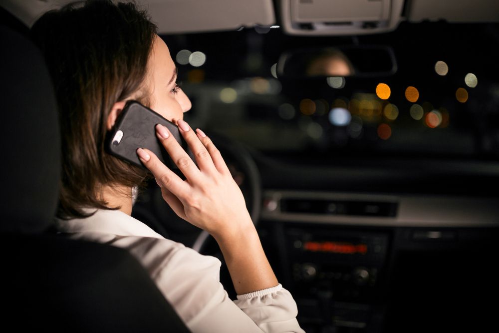 Una de las infracciones más comunes es atender llamadas o enviar mensajes de texto mientras se conduce.
Banco de imágenes Freepik.