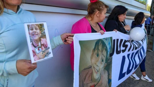 Lucio: manifestantes esperan el veredicto frente al Centro Judicial de Santa Rosa