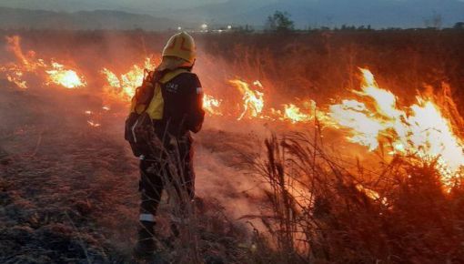 Corrientes bajo fuego: 20 focos y cierre de un acceso al Parque Iberá