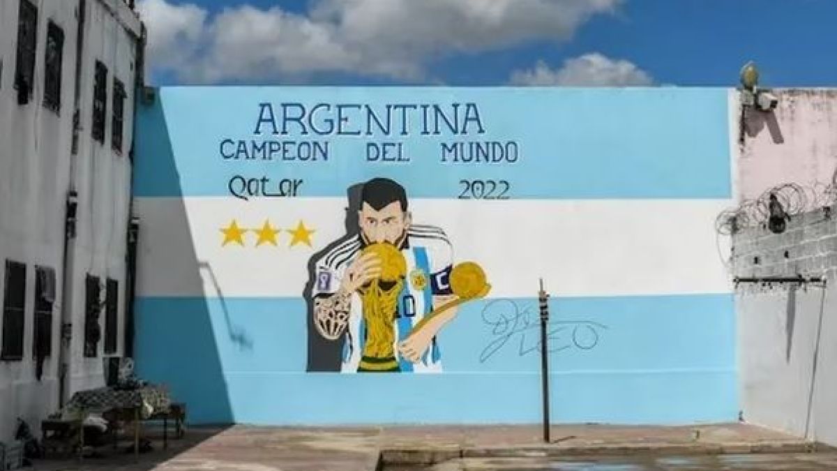altText(La Plata: los presos pintaron un mural de Messi en una cárcel)}
