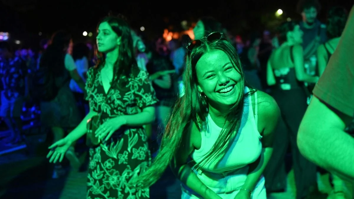 Jóvenes disfrutando de la música del DJ Tucu Tucu.
Foto: Prensa CCK.