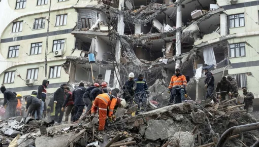 Tras el sismo, habilitan una línea telefónica para residentes argentinos en Turquía