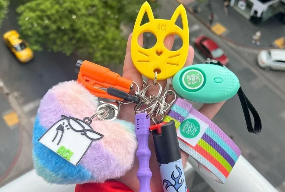 Un ejemplo de los kits que venden, con la alarma, la manopla de gatito y el kubotan.
Foto: @avisamecuandollegues.arg