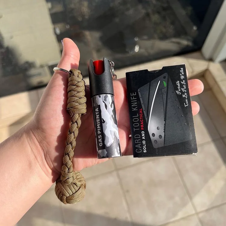Kit Survivor, que incluye un llavero puño de mono, gas pimienta camuflado y una tarjeta navaja.
Foto: @avisamecuandollegues.arg