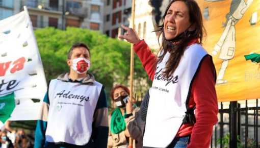 Docentes marchan a la Jefatura de Gobierno en rechazo a la oferta salarial