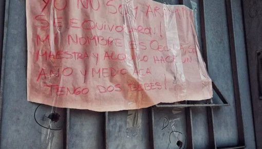 Balearon su casa y puso un cartel para aclarar que no era la persona que buscaban