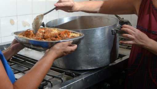 Marchan y denuncian recorte de comida en comedores populares de CABA