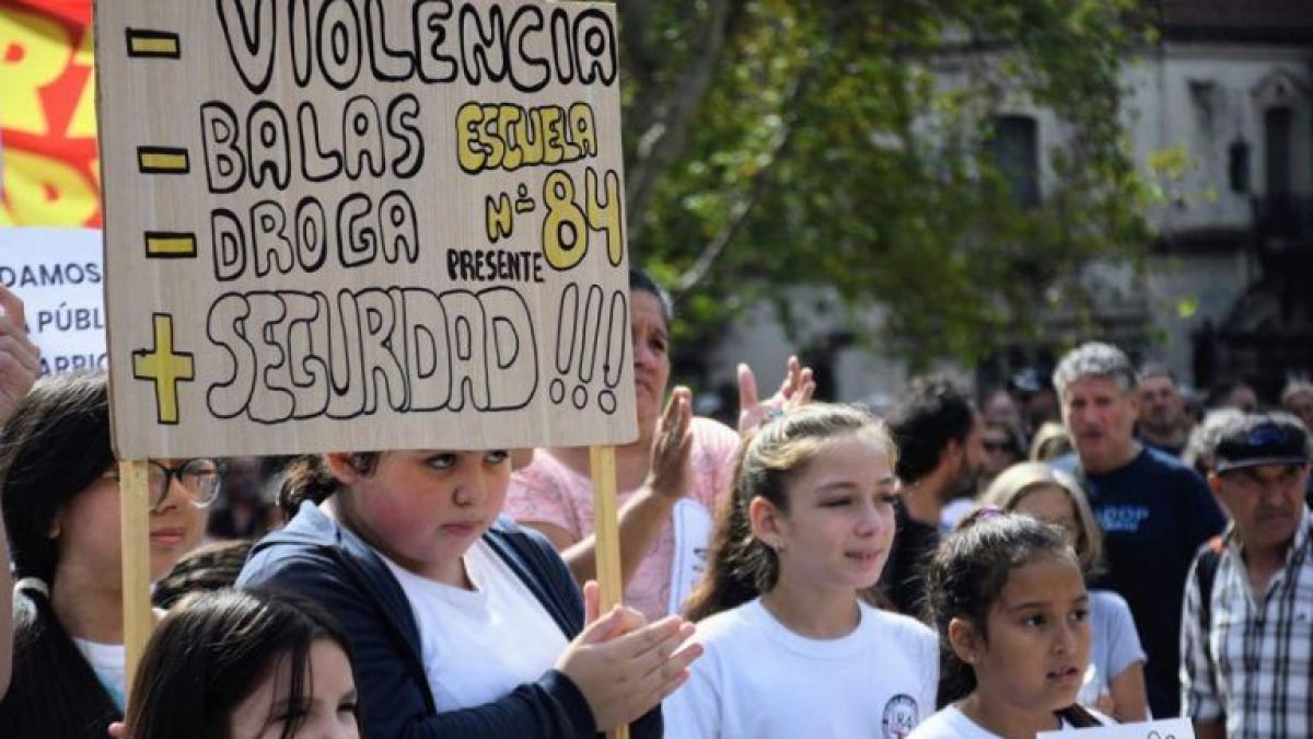 altText(Rosario: docentes y alumnes marcharon tras balaceras narco en dos escuelas)}