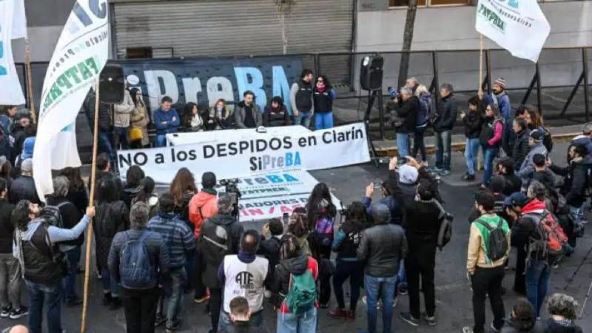 altText(Radio abierta y camarazo en Clarín contra los despidos y la precarización)}