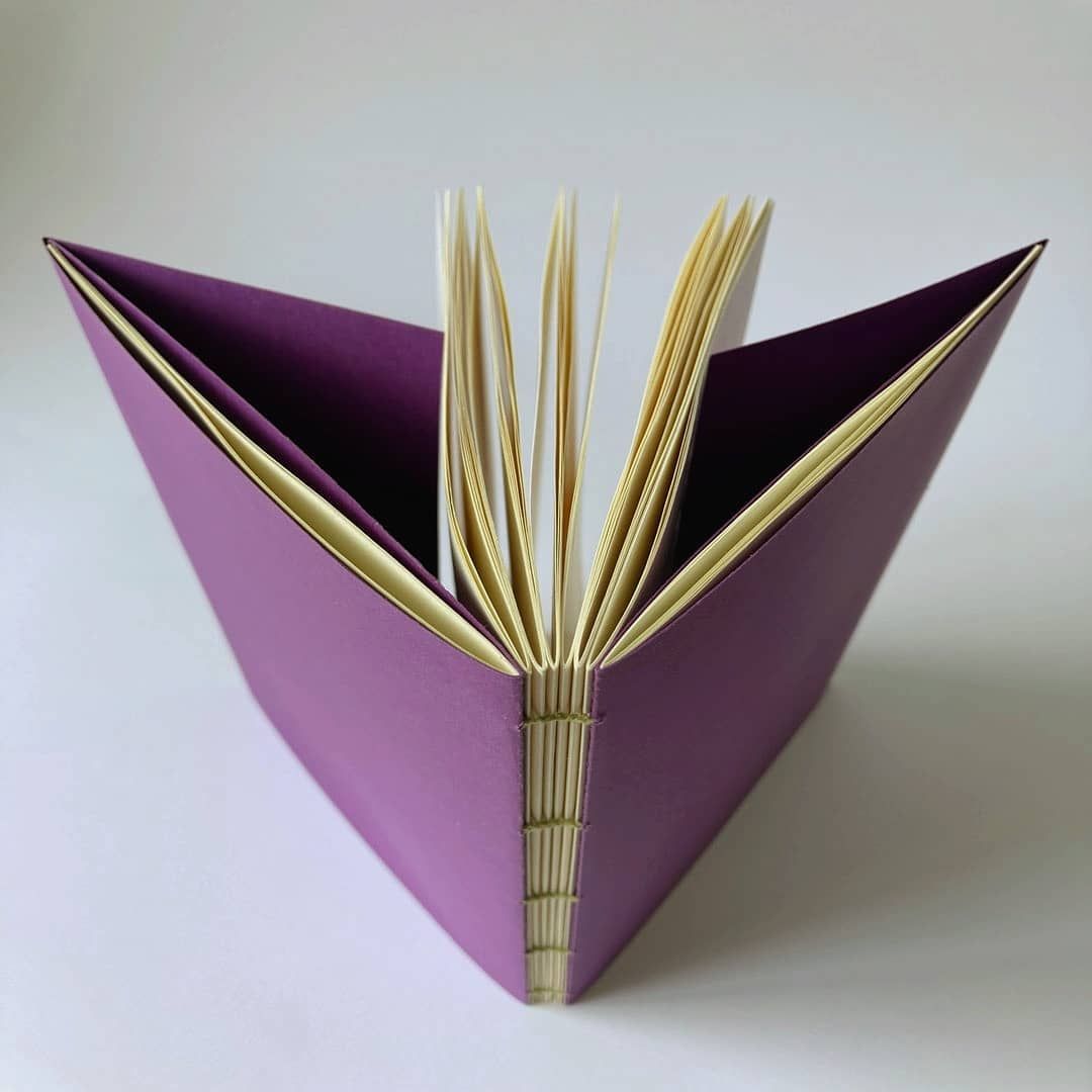 Una de las técnicas posibles para encuadernar un libro.
Foto del Facebook de EARA.