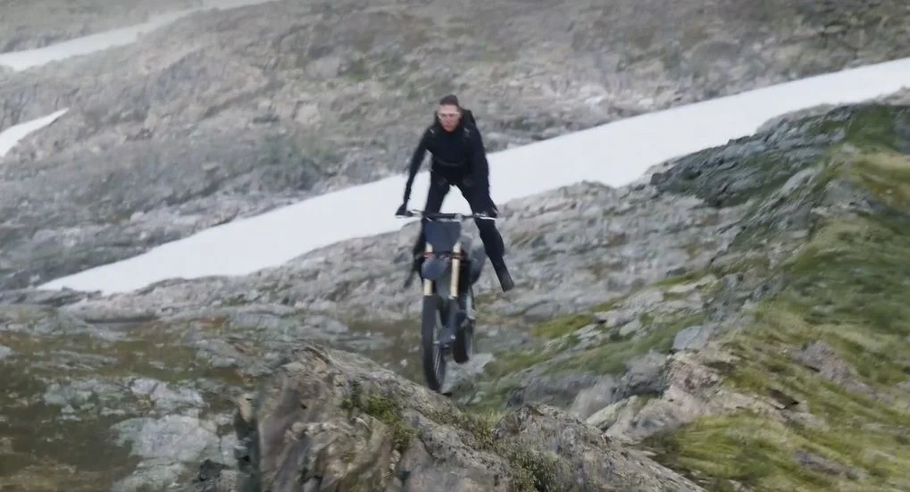 Tom Cruise por los aires en su última aventura al frente de MI