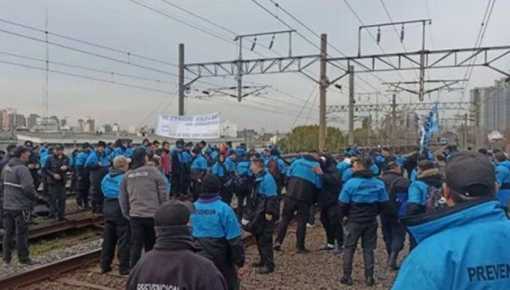 Trabajadorxs del tren Roca reclaman aumento salarial y planta permanente