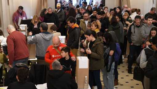 Demoras y quejas en las filas para votar en las escuelas de CABA