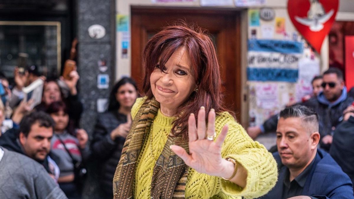 La vicepresidenta de la Naci�n, Cristina Fern�ndez de Kirchner, al salir de su casa un d�a antes del atentado de asesinato. 
Foto: Twitter @kalofotograma. Esta fotograf�a participa de la 34 Muestra Anual de Fotoperiodismo Argentino.