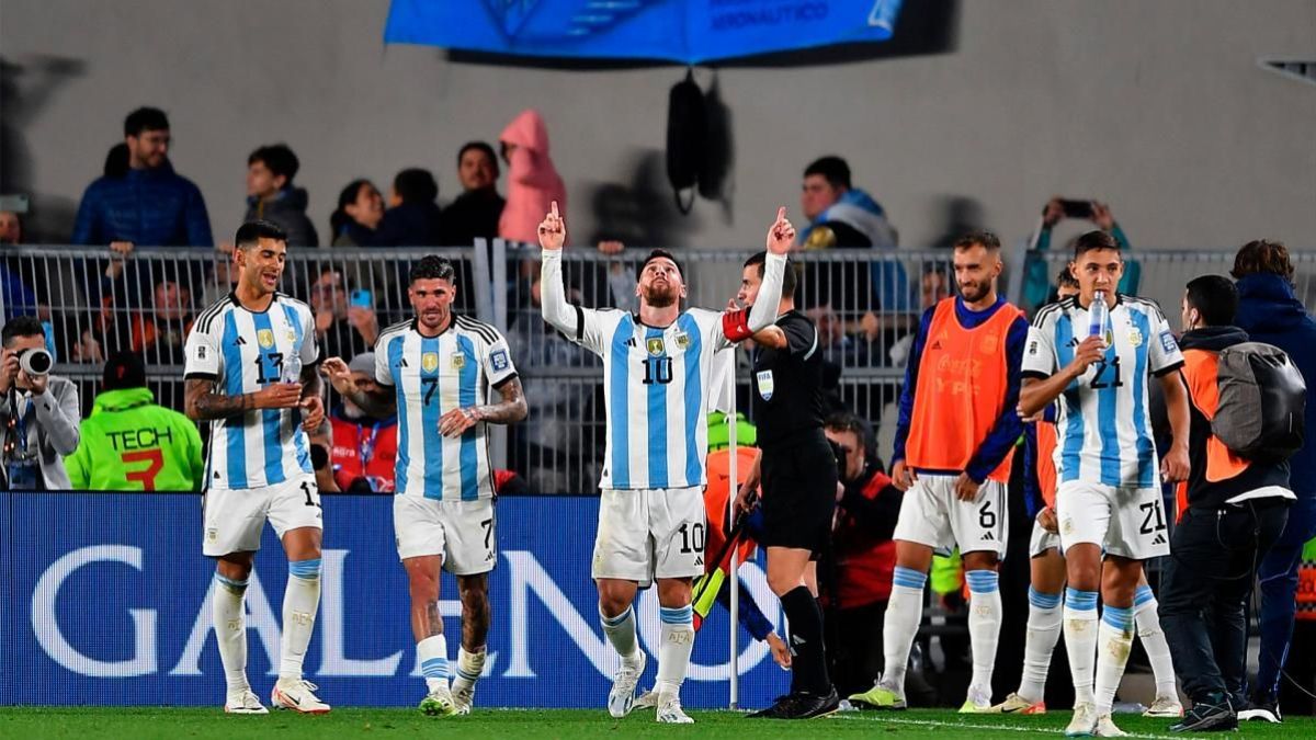 altText(Con un golazo de Messi, Argentina arrancó las Eliminatorias ganando)}