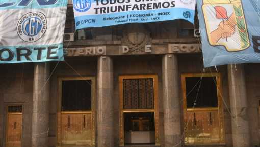 Sindicatos marchan al Ministerio de Economía para apoyar el anuncio de Massa