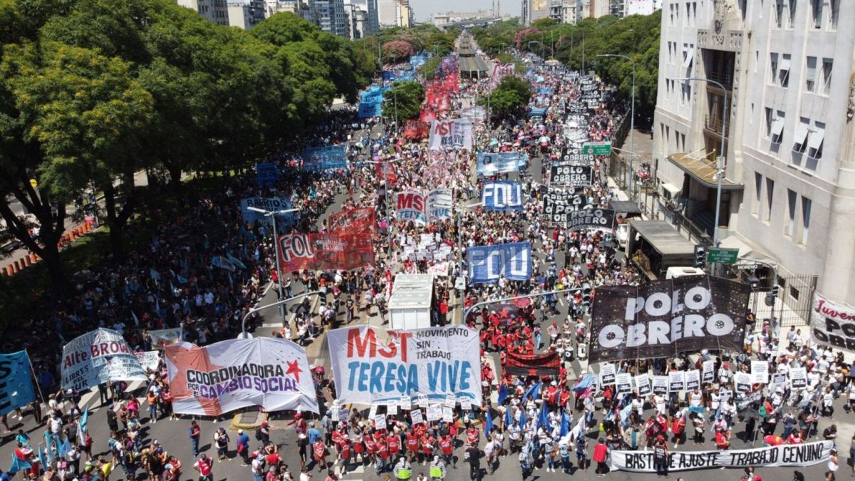 altText(La izquierda marcha a Plaza de Mayo 
