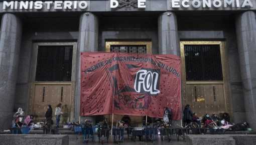 Acampe frente a Economía 