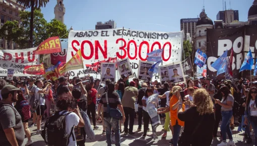 El pueblo las abraza: miles de personas marcharon con las Madres de Plaza de Mayo