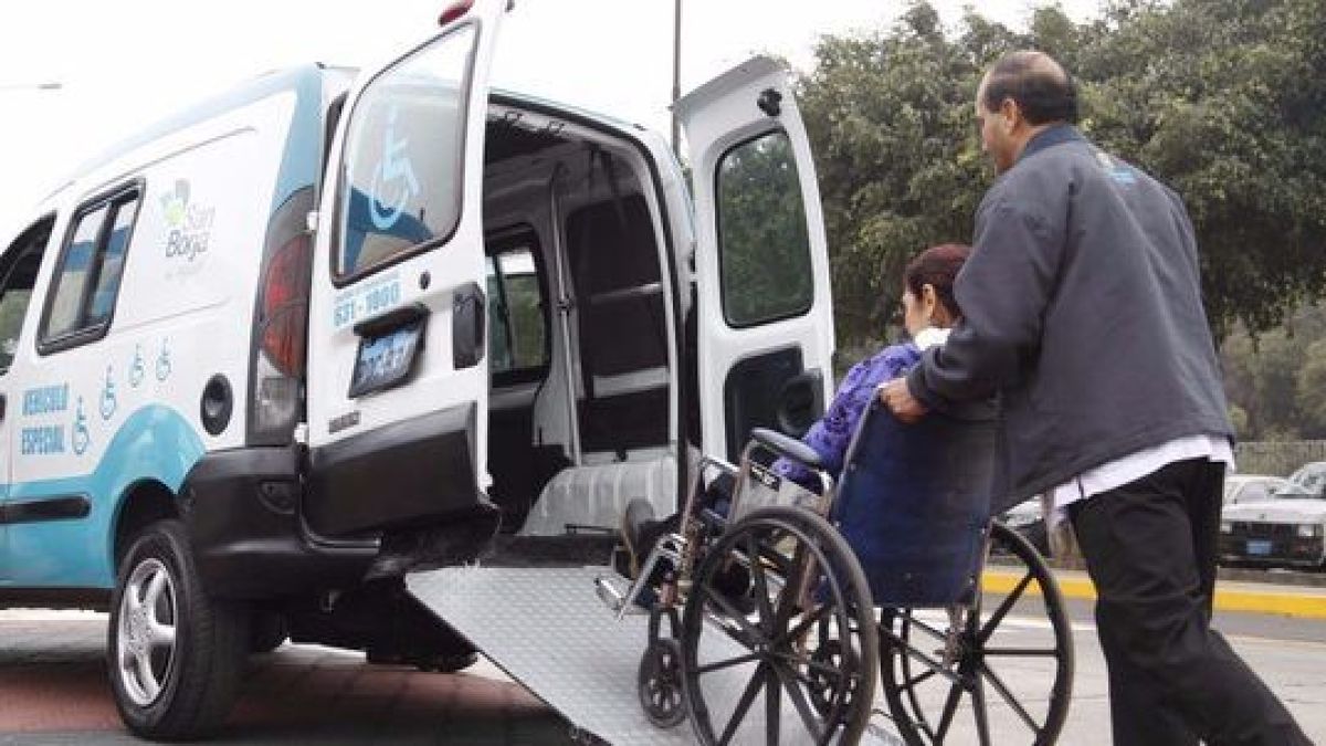 altText(Transportistas de personas con discapacidad marchan por mejoras salariales)}