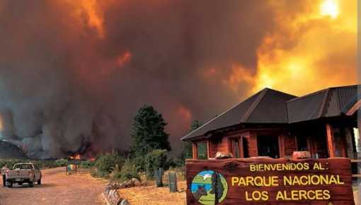 El incendio en Los Alerces sigue activo y ya consumió casi 8.000 hectáreas