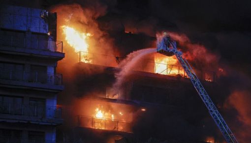 Fatal incendio en un edificio de España: 5 muertos y 15 desaparecidos