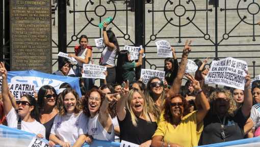 Mujeres sindicalistas dan conferencia de prensa en la sede de la CGT por el #8M