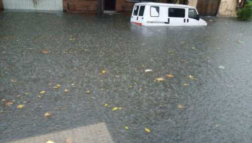 Alerta por fuertes tormentas en CABA y PBA: hay calles inundadas y ráfagas de viento